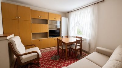 🏡🌿 **MIESZKANIE Z DUŻYM OGRÓDKIEM W MALOWNICZYCH KAMIONKACH!** 🌿🏡
